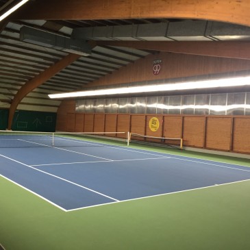 Tennishalle erstrahlt mit einer neuen modernen LED-Beleuchtung